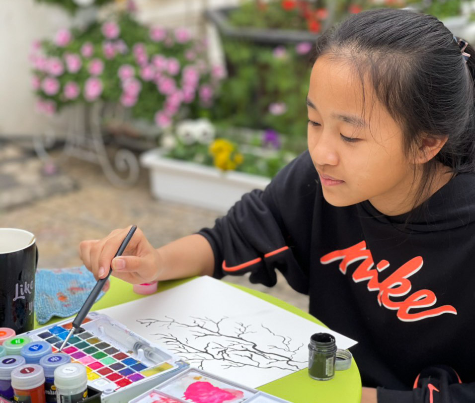 Cô bé 11 tuổi Nguyệt Anh quyết định vẽ tranh đem bán