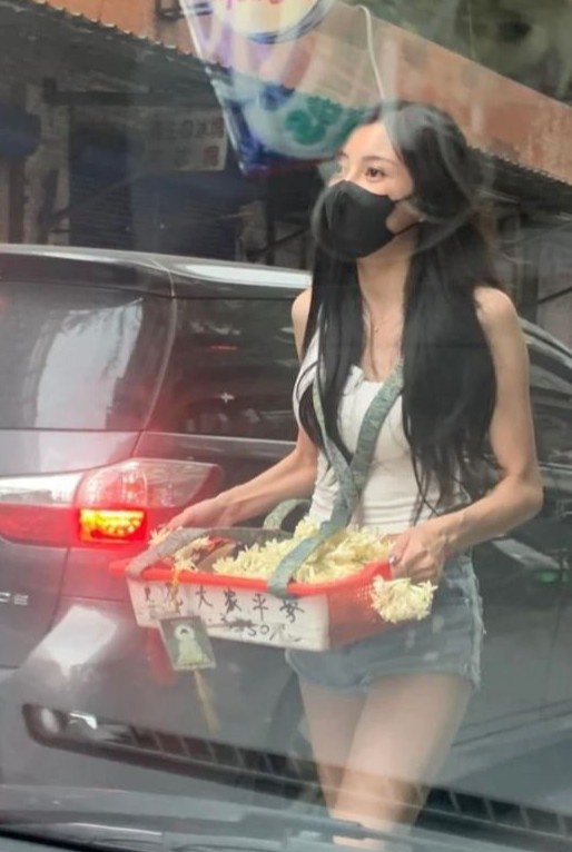 Nie Xiaoqian khi đi bán hoa